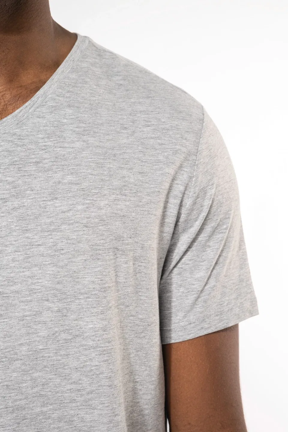 Camiseta con elastano cuello de pico hombre